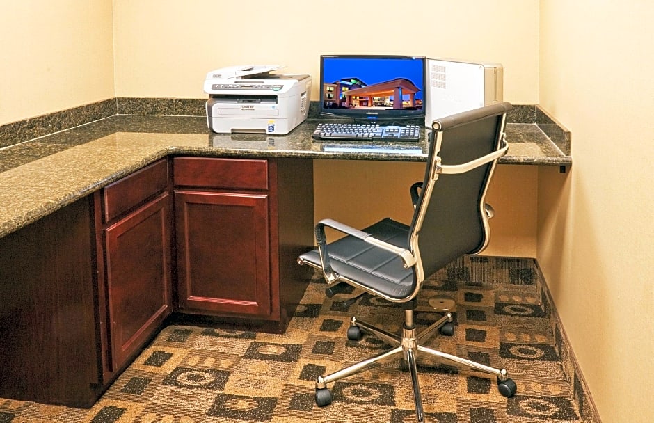 Holiday Inn Express and Suites Hotel - Pauls Valley