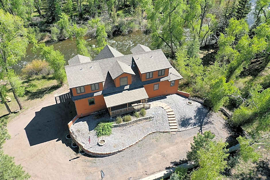 Four Seasons Lodge