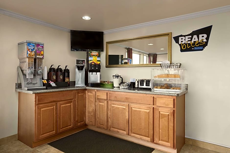 Travelodge by Wyndham Flagstaff Near I-40 – Flagstaff, AZ