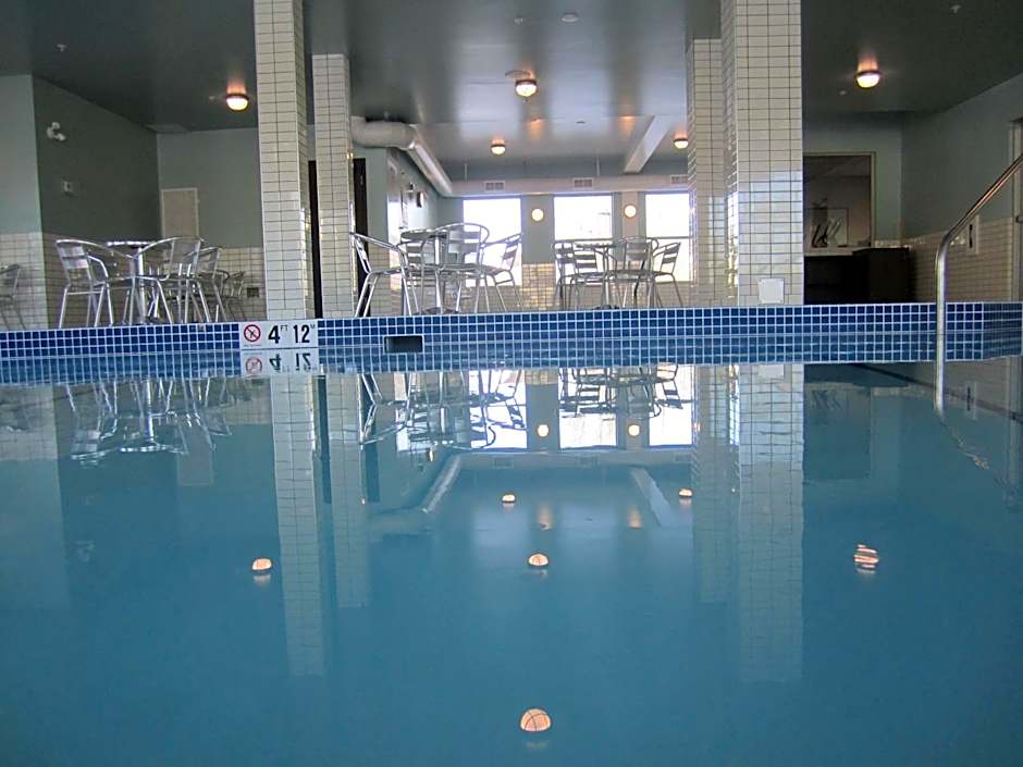 Holiday Inn Express Golden-Kicking Horse By IHG