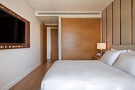 Deluxe Queen Suite with Bridge View