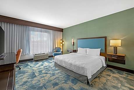 King Room with Roll-In Shower - Mobility Access/Non-Smoking