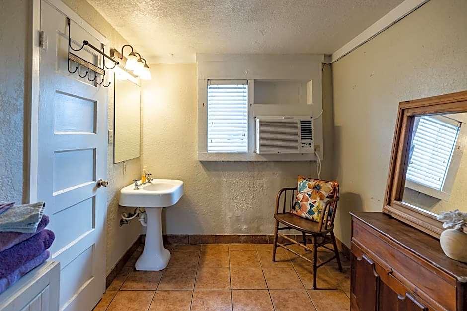 The Historic Leakey Inn