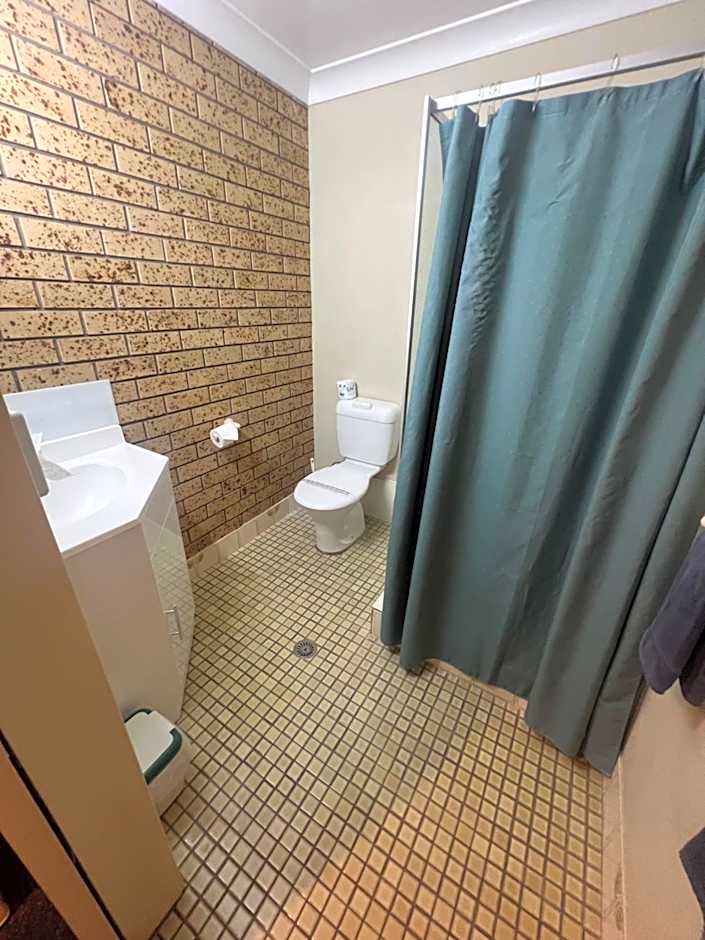 OVERLANDER MOTOR LODGE