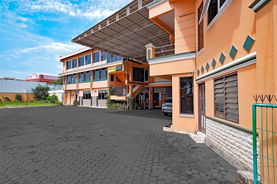 SPOT ON 2865 Sartika Inn Pati