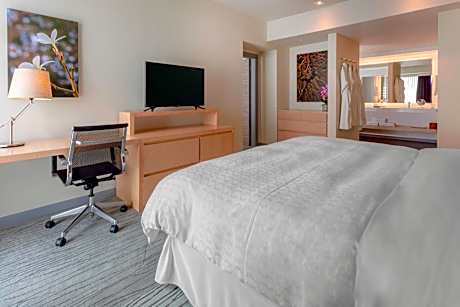 One-Bedroom Large Presidential Suite with Panoramic View, Private Terrace and Soaking Tub - Club Access