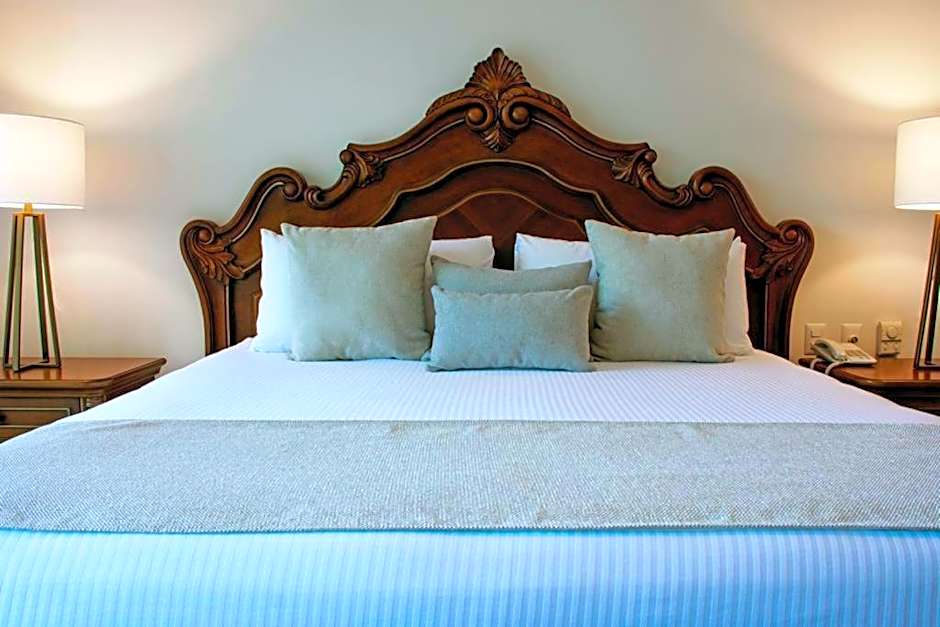 2 Bed 2 Bath, plus one den at Playa Royale Condo 3508, Free WIFI