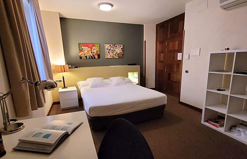 Foto 1 di 6 di Standard 1 Double Bed or 2 Beds