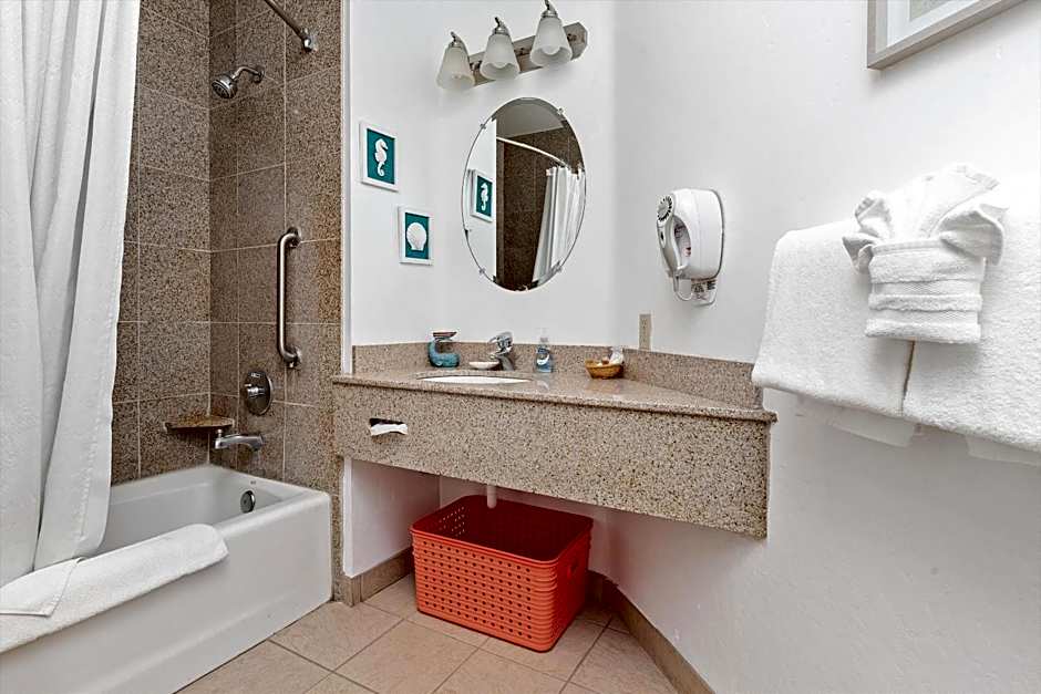 Beach House Inn & Suites