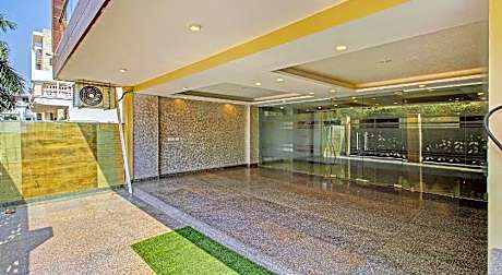 OYO Townhouse 825 Greenwood Suites