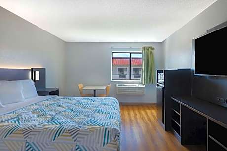 King Room - Disability Access - Non-Smoking