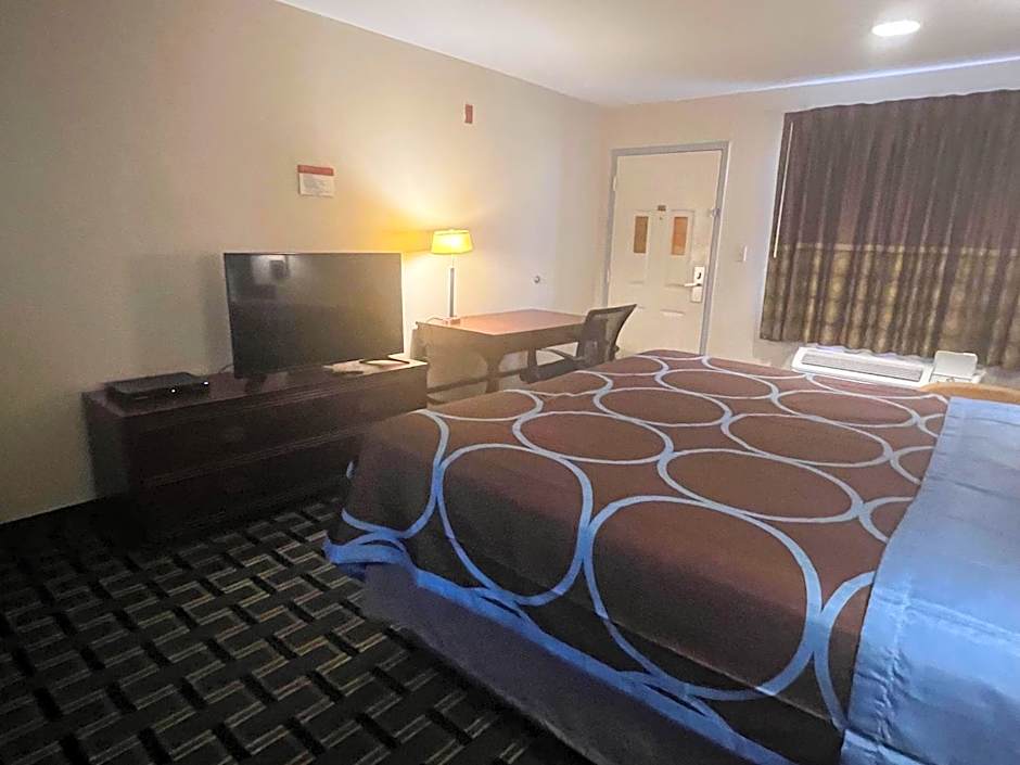 Super 8 by Wyndham Baytown / I-10