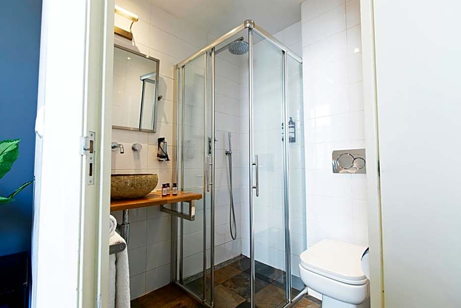 Quentin Golden Bear Hotel