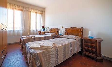 Standard Twin Room with Shared Bathroom and Air-Conditioning