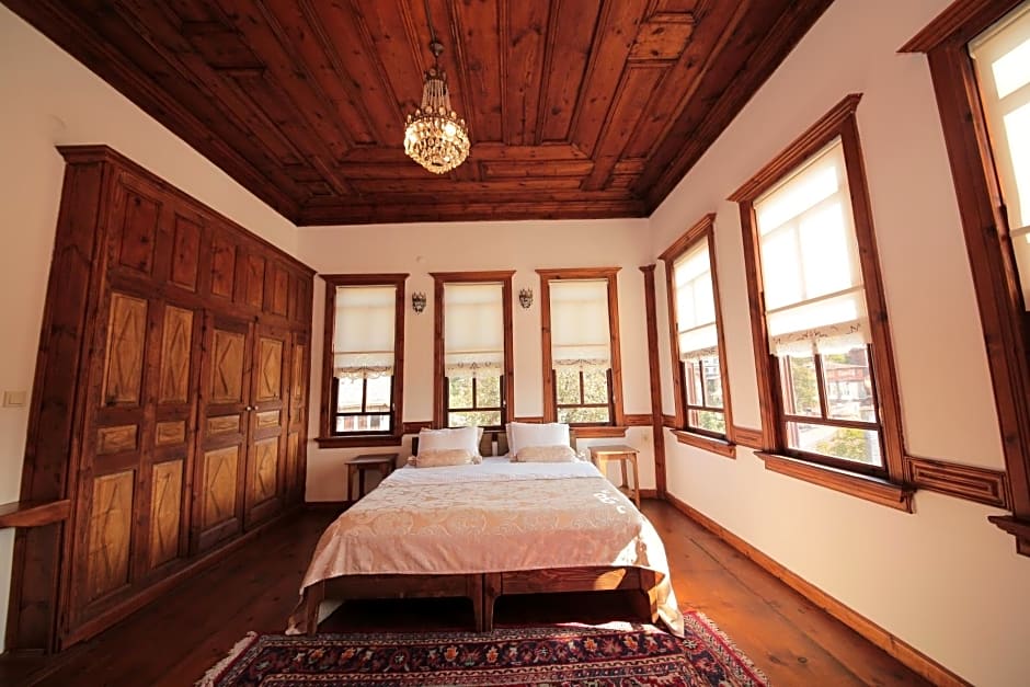 KARAÜZÜMLER KONAĞI