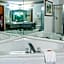 Econo Lodge Inn & Suites