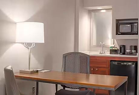 1 King Kitchen Suite-Mobility Access With Tub