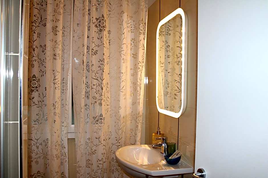 The Green Gate - Airport Guest House