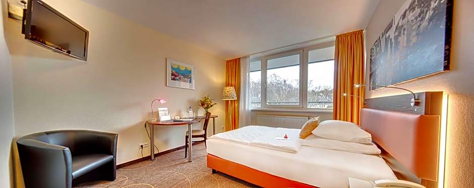 Photo 1 of 12 of Executive 1 Queen Bed, River View