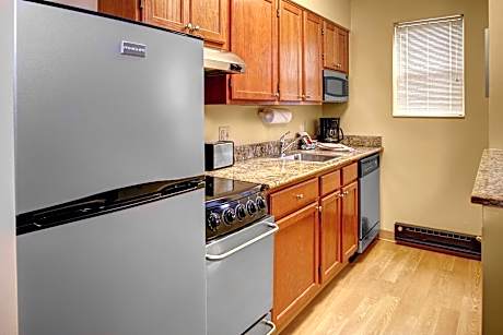 Studio, 1 Queen Bed with Sofa bed (1 Queen Bed and 1 Double Sofa Bed)