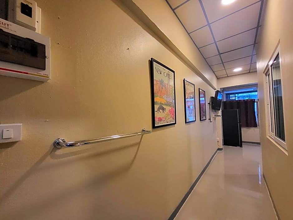 Achcha hotel - itsaraphap MRT station - Wat Arun