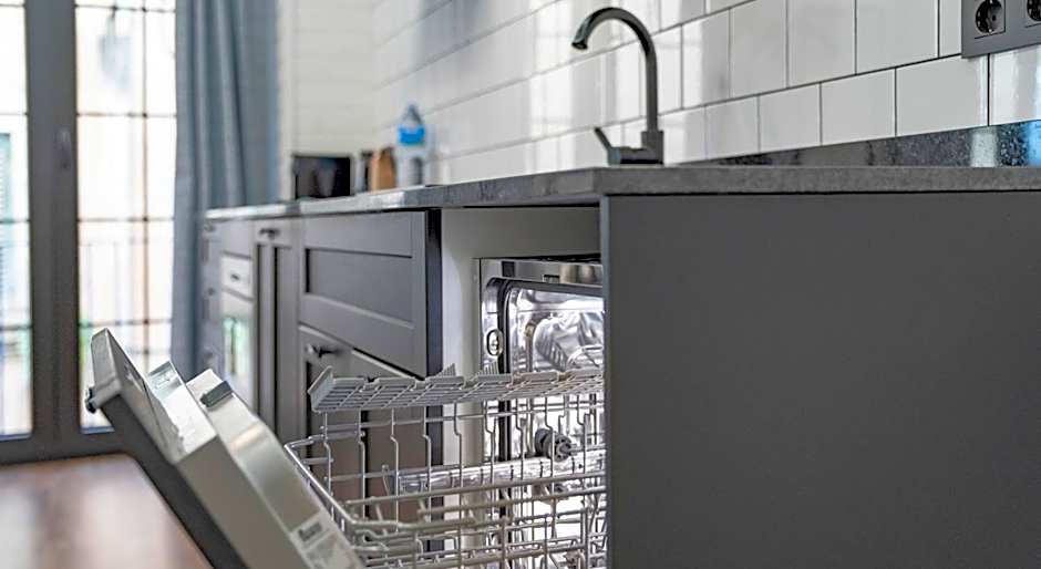 "Breeze" Aparthotel by Parrot`s House