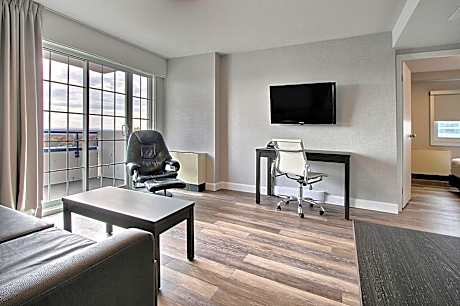 One-Bedroom Suite, 2 Queen Beds with Kitchenette and Balcony