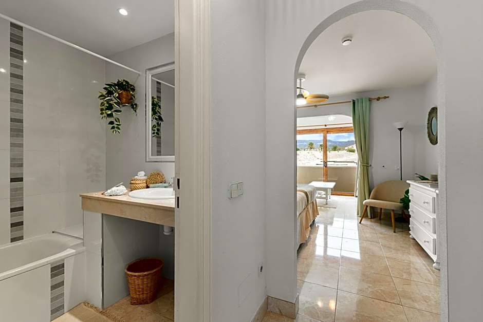 Beautiful 4 bedroom house with phenomenal golf and mountain views