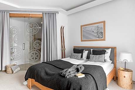 Double Room with Balcony and Mountain View