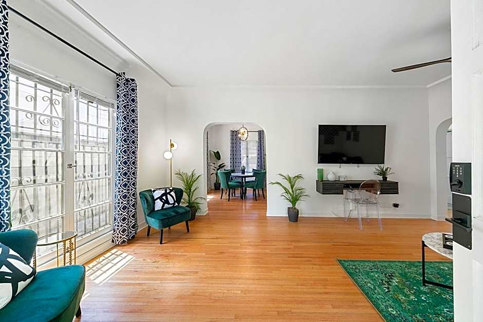 Cozy Retreat near Beverly Hills Parking, Laundry, Parking