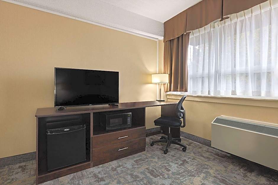 Travelodge by Wyndham Thunder Bay ON