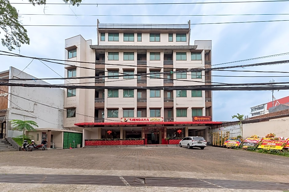 RedDoorz Premium near Paris Van Java Mall