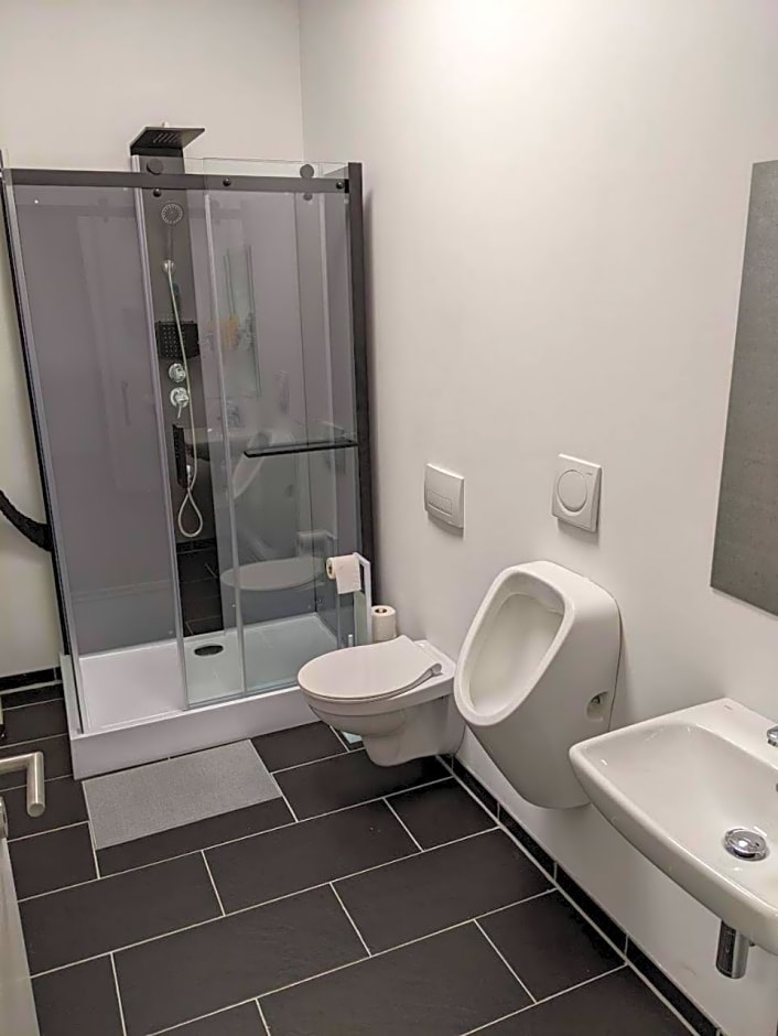 BUSINESS-MOTEL free WiFi & massage, air-con, XXL-Parking