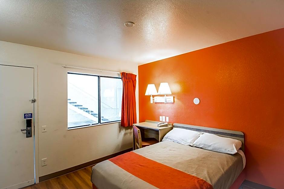 Photo 1 of 4 of Deluxe 1 Queen Bed