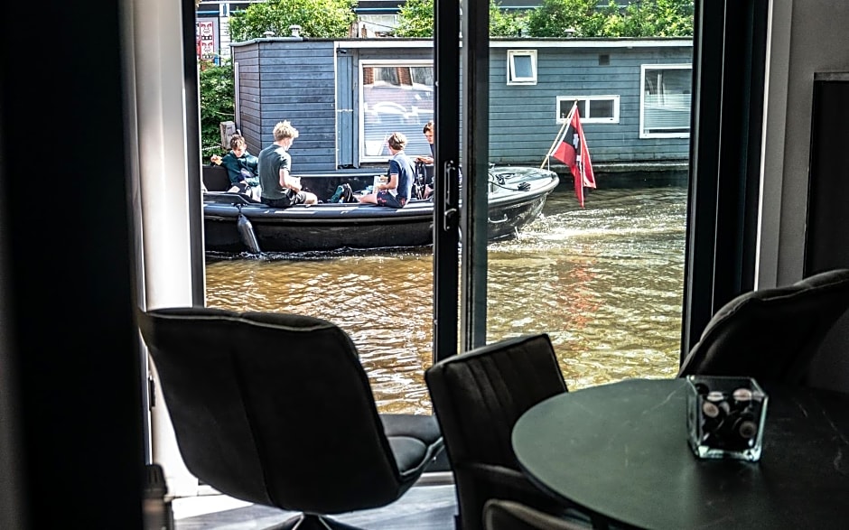 Amsterdam-Houseboat-Amstel