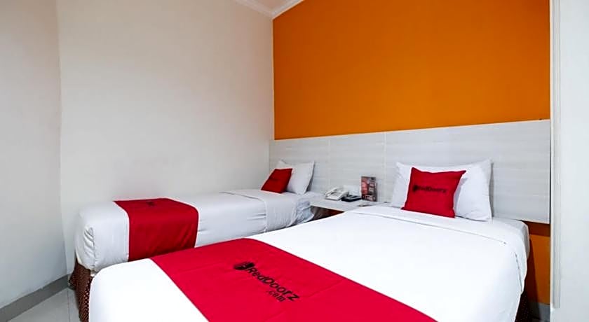 RedDoorz Plus @ Hotel Alden Makassar