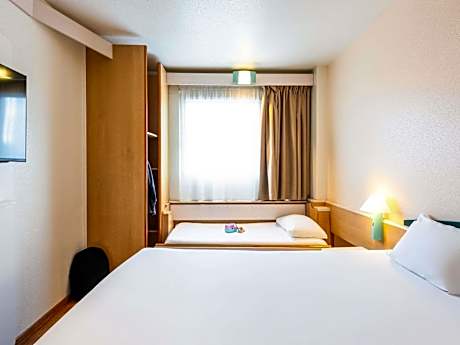 Family Room (2 Adults + 1 Child)