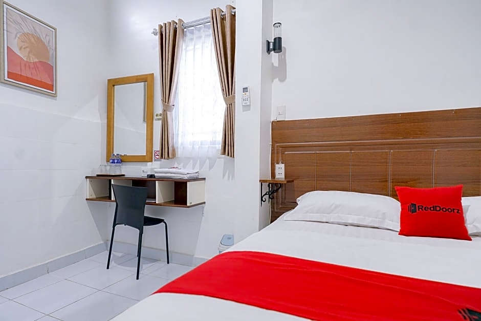 RedDoorz near Pantai Pandan Sibolga