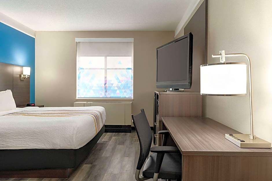 La Quinta Inn & Suites by Wyndham Madison American Center