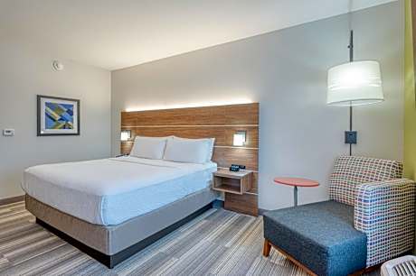 King Room with Roll in Shower - Hearing Accessible/Non-Smoking