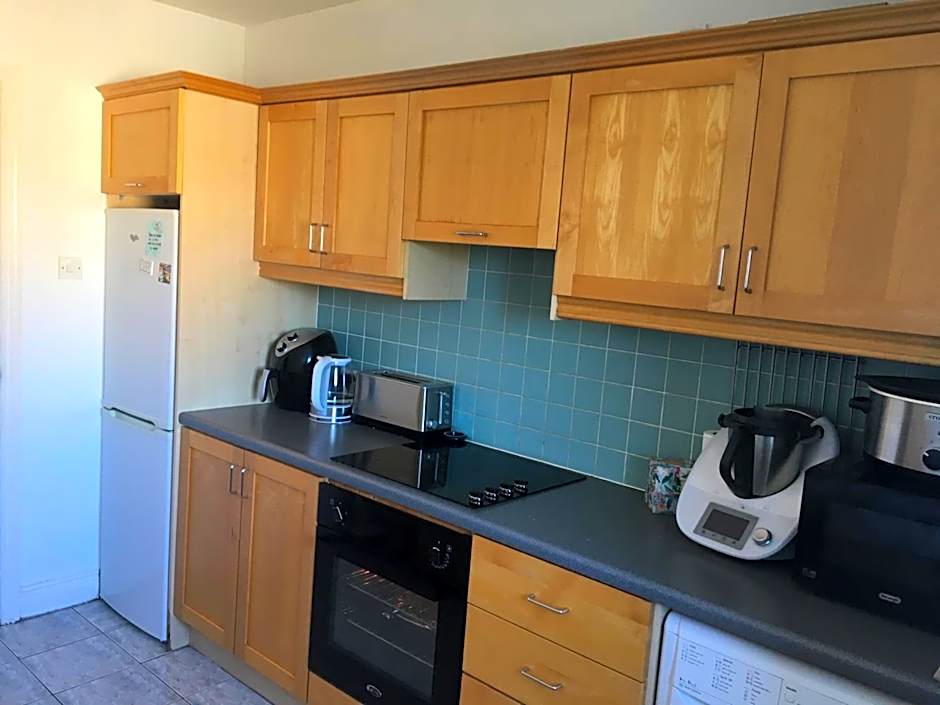 Central Spacious 3 Bedroom Apartment With Parking