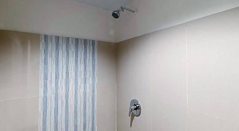 RedDoorz @ Bridgeway Hotel Tuguegarao City