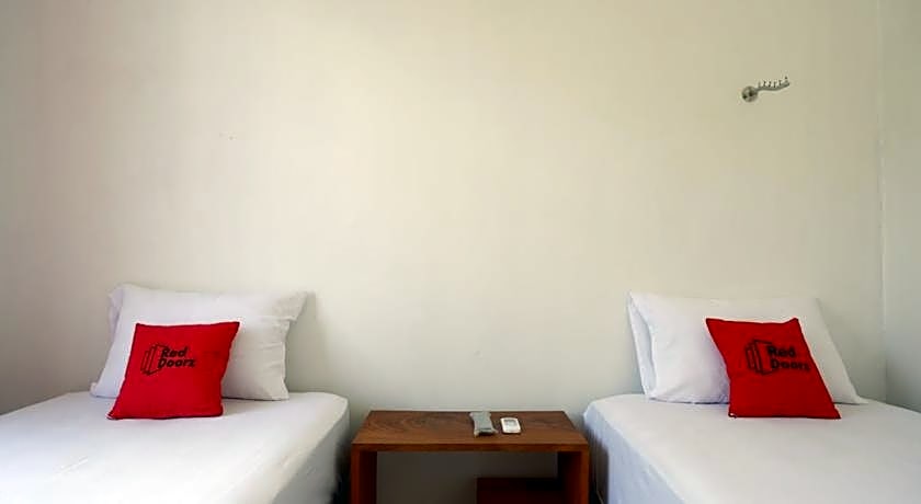 RedDoorz Plus near UMS Solo