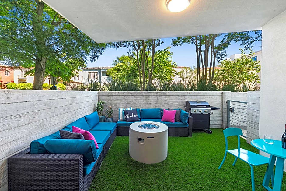Fairfax District Chic City Oasis 2 BR Apt with Den 136