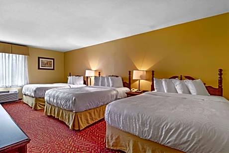 Queen Suite with Three Queen Beds and Sofa Bed - Non-Smoking