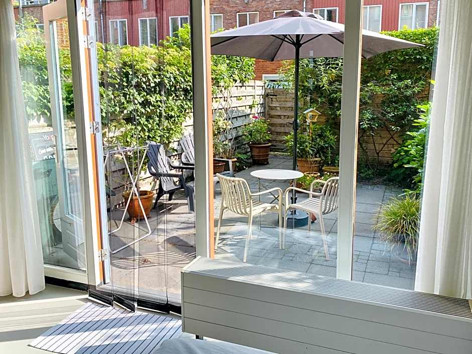 Private studio, patio garden and free car parking