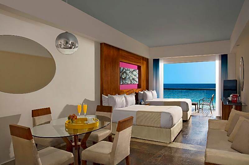 Photo 1 of 5 of Junior Suite, Ocean front