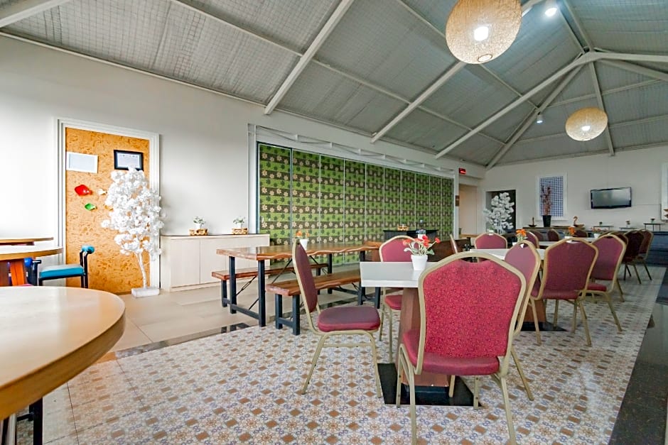 RedDoorz Premium near Bandung Station