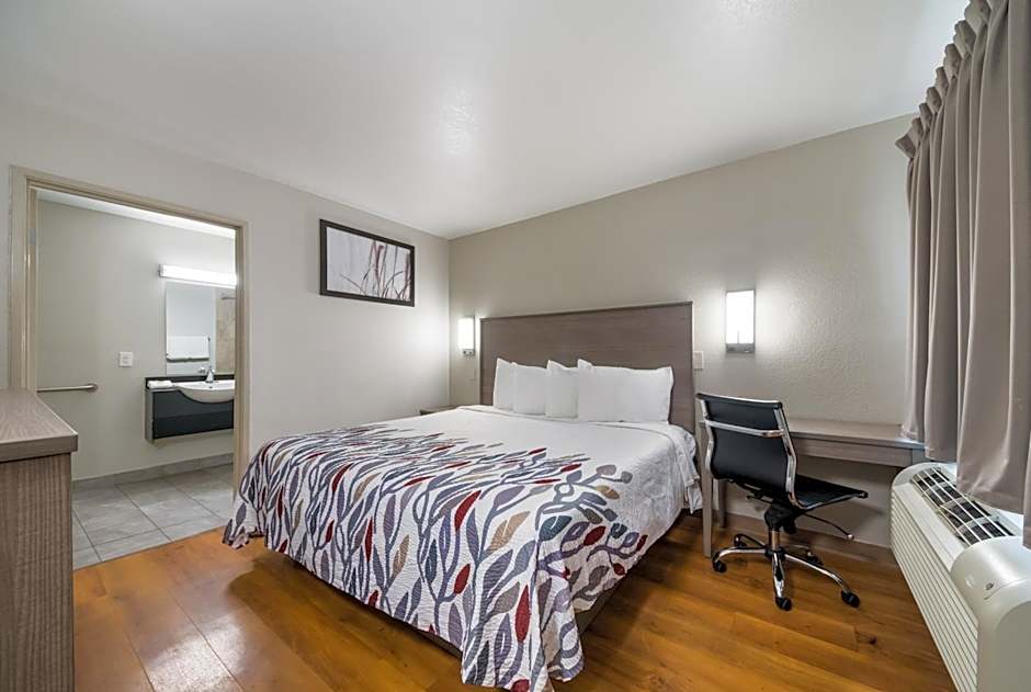 Red Roof Inn San Antonio E - Frost Bank Center