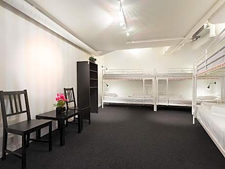 Family Room with Private Bathroom (6 Adults) - No Window